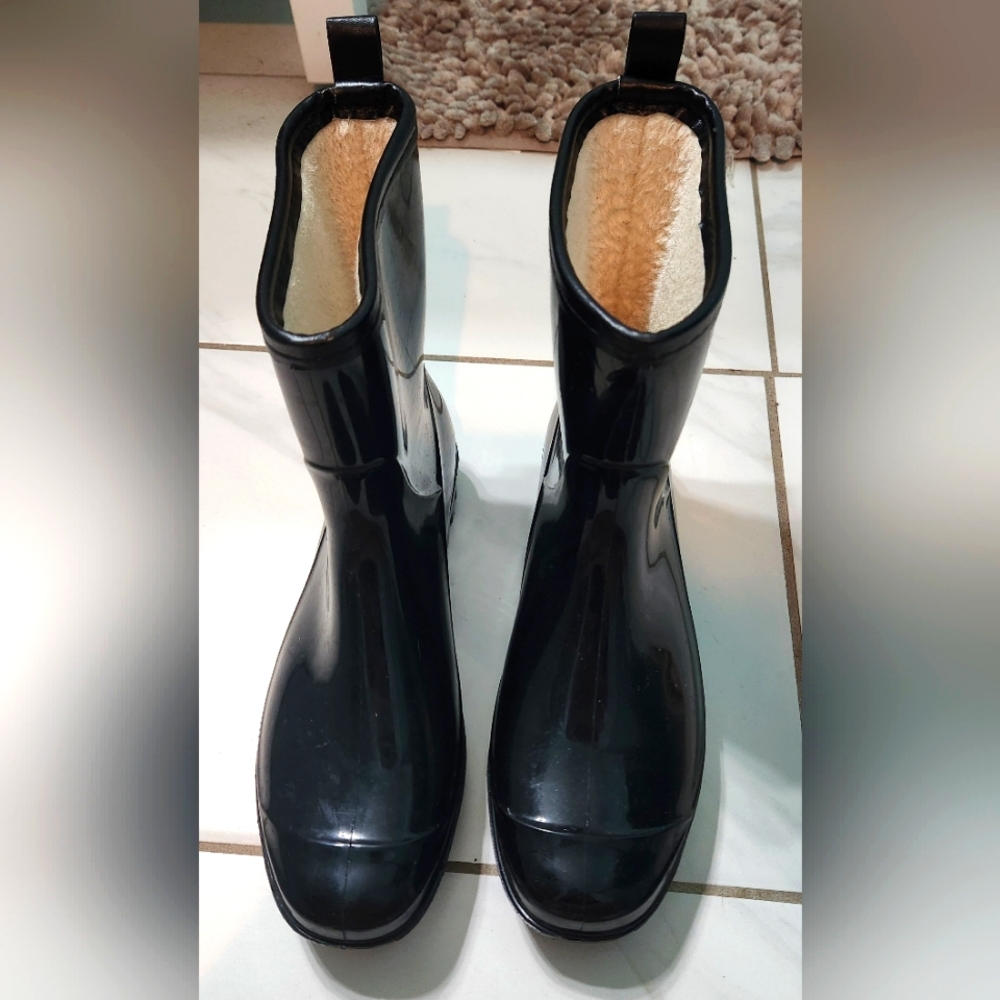 Waterproof Sociology winter boots - size 9 **read description,  please**